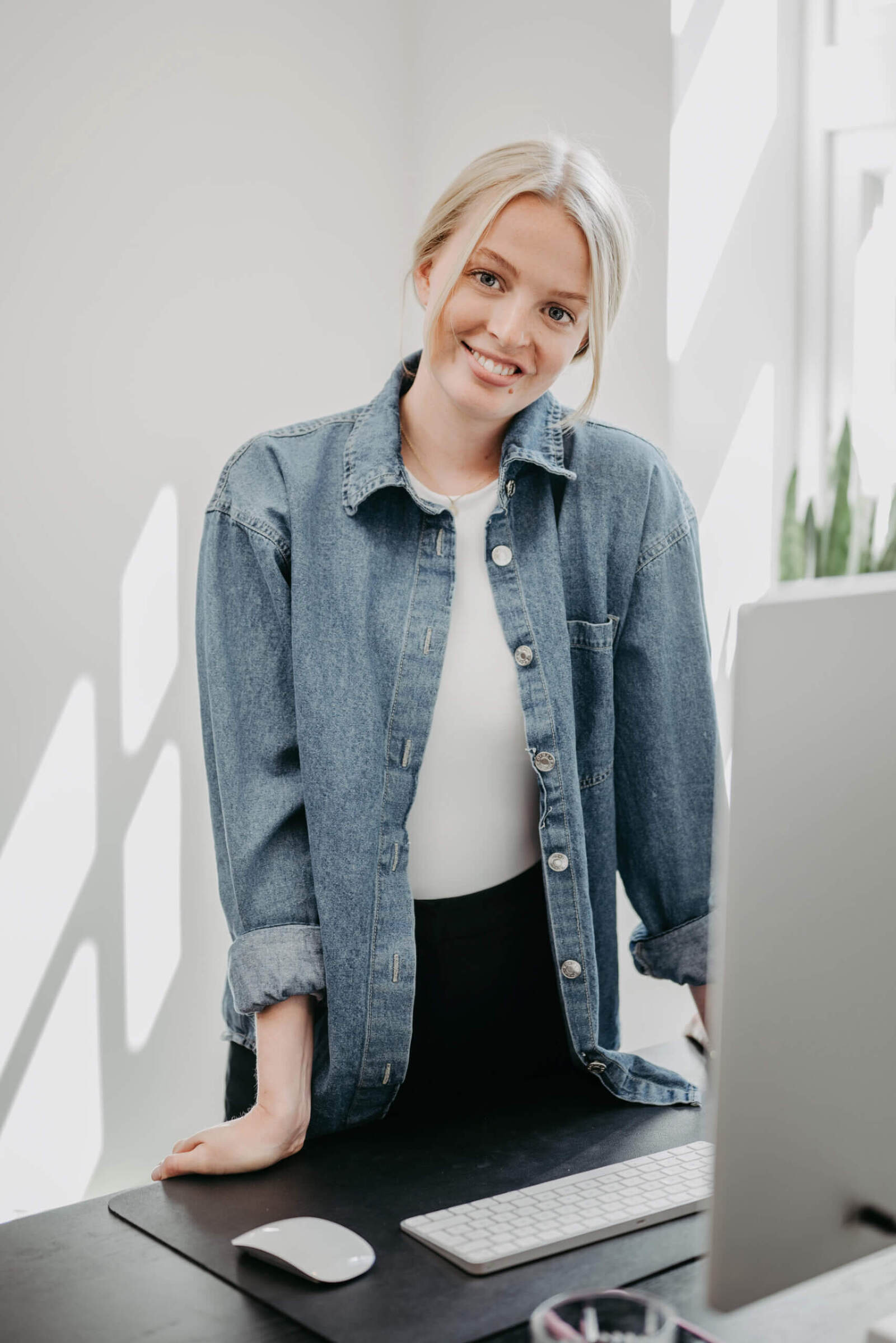 Mitarbeiterporträt am Arbeitsplatz Nordsee Photovoltaik Aurich