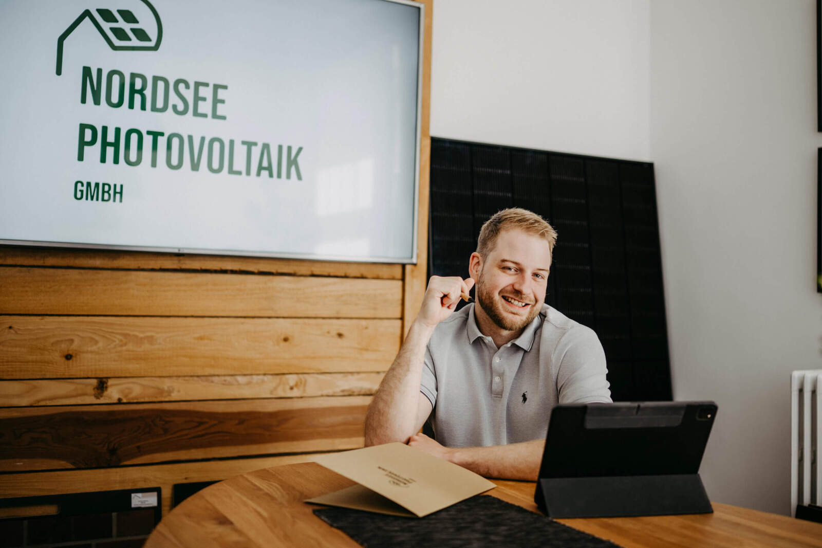 Mitarbeiterporträt am Arbeitsplatz Nordsee Photovoltaik Aurich